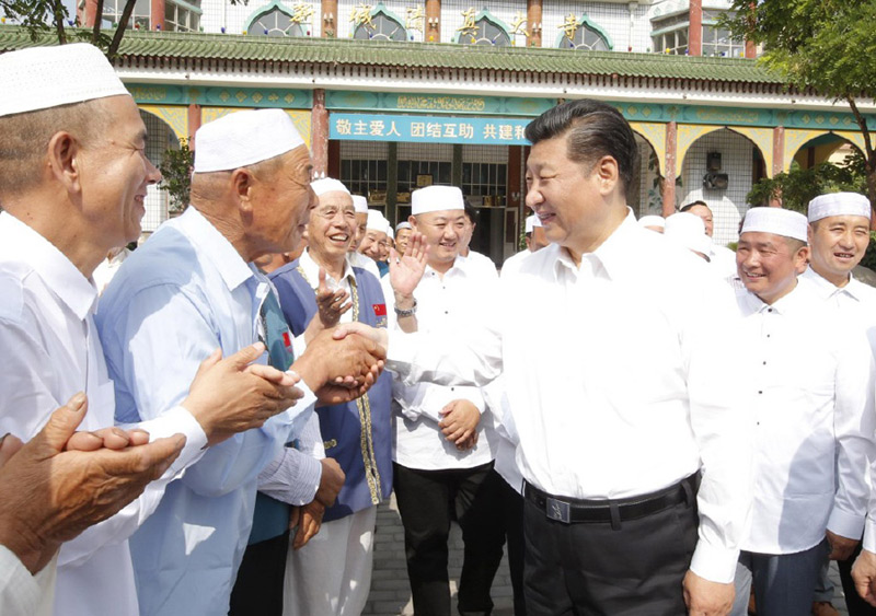 這是7月19日上午，習近平在銀川市新城清真寺向穆斯林群眾致以良好祝願。新華社記者鞠鵬攝