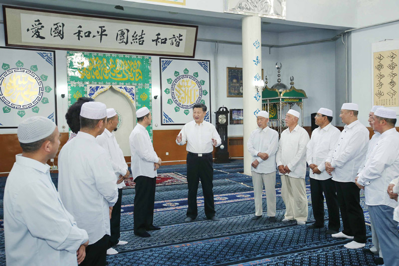 這是7月19日上午，習近平在銀川市新城清真寺同寧夏伊斯蘭教界人士交流。新華社記者鞠鵬攝