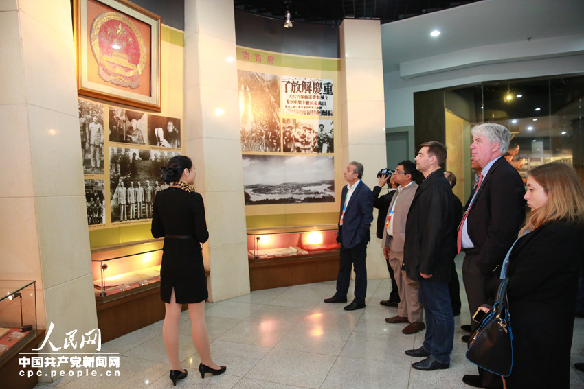 与会者在了解重庆的发展历史。人民网刘政宁 摄