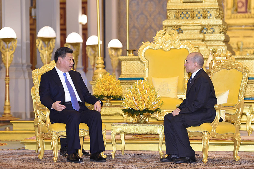 10月13日，國家主席習近平在金邊會見柬埔寨國王西哈莫尼。新華社記者謝環馳攝