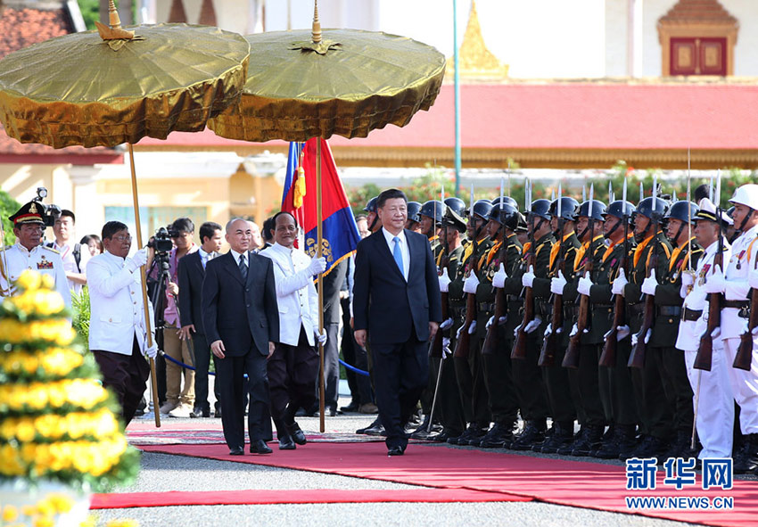 10月13日，國家主席習近平在金邊會見柬埔寨國王西哈莫尼。會見前，習近平出席西哈莫尼在王宮舉行的盛大歡迎儀式。 新華社記者姚大偉攝