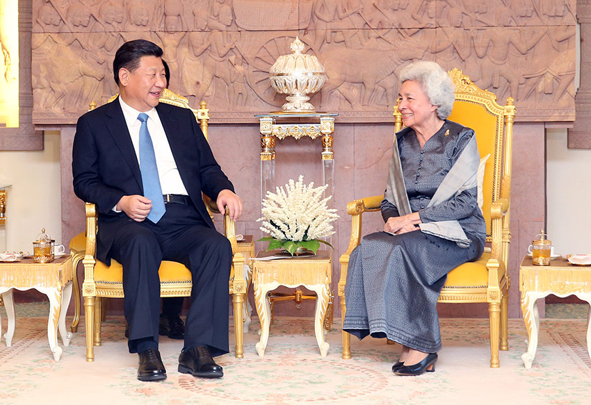 10月13日，國家主席習近平在金邊看望柬埔寨太后莫尼列。新華社記者姚大偉攝