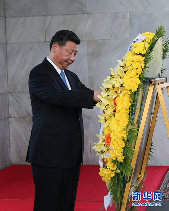10月13日，國家主席習近平在金邊同柬埔寨首相洪森舉行會談。會談前，習近平向柬埔寨獨立紀念碑獻花圈。 新華社記者丁林攝