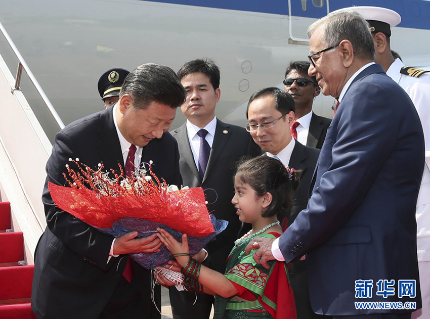 10月14日，國家主席習近平抵達達卡，開始對孟加拉人民共和國進行國事訪問。這是習近平接受孟加拉國兒童獻花。 新華社記者 蘭紅光 攝