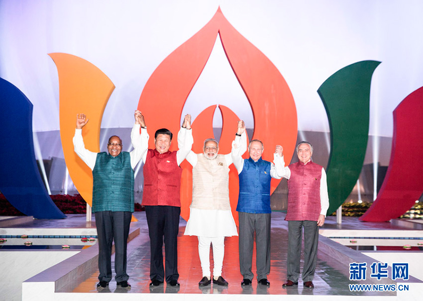 10月15日，國家主席習近平在印度果阿出席印度總理莫迪為金磚國家領導人舉行的非正式晚宴。這是五國領導人晚宴前合影。 新華社記者丁林攝