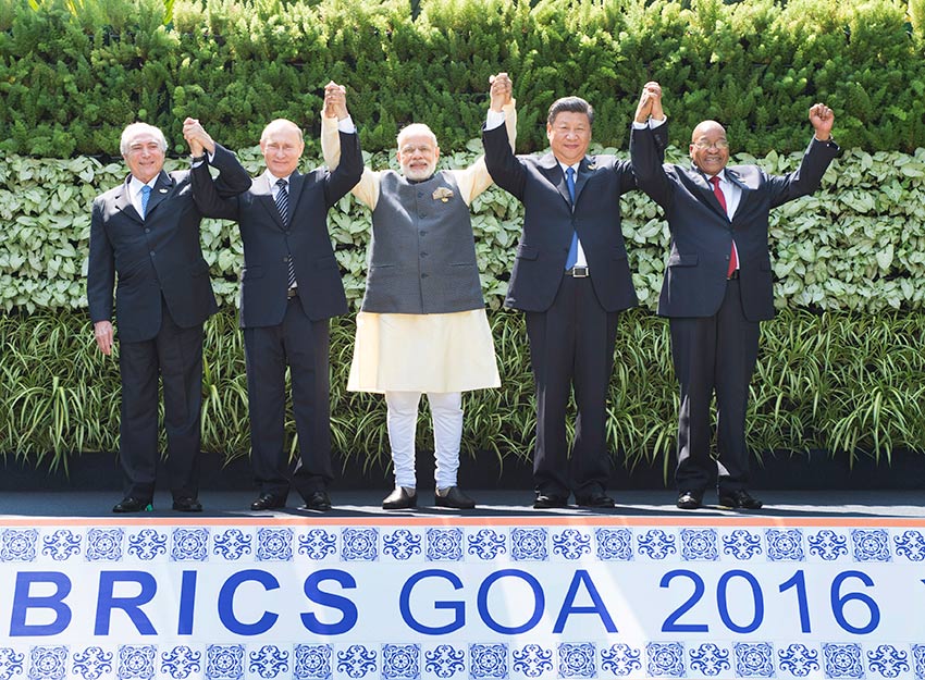 10月16日，金磚國家領導人第八次會晤在印度果阿舉行。中國國家主席習近平、印度總理莫迪、南非總統祖馬、巴西總統特梅爾、俄羅斯總統普京出席。這是5國領導人合影。新華社記者謝環馳攝