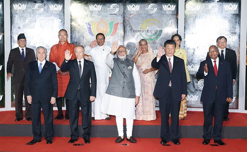 10月16日，金磚國家領導人同“環孟加拉灣多領域經濟技術合作倡議”成員國領導人對話會在印度果阿舉行。國家主席習近平同印度總理莫迪、南非總統祖馬、巴西總統特梅爾、俄羅斯總統普京以及斯裡蘭卡總統西裡塞納、孟加拉國總理哈西娜、不丹首相托杰、尼泊爾總理普拉昌達、緬甸國務資政昂山素季、泰國政府代表等共同出席。這是與會領導人合影。新華社記者姚大偉攝