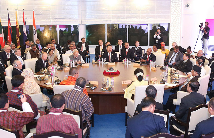 10月16日，金磚國家領導人同“環孟加拉灣多領域經濟技術合作倡議”成員國領導人對話會在印度果阿舉行。國家主席習近平同印度總理莫迪、南非總統祖馬、巴西總統特梅爾、俄羅斯總統普京以及斯裡蘭卡總統西裡塞納、孟加拉國總理哈西娜、不丹首相托杰、尼泊爾總理普拉昌達、緬甸國務資政昂山素季、泰國政府代表等共同出席。新華社記者丁林攝