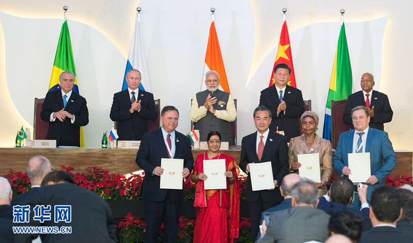 10月16日，金磚國家領導人第八次會晤在印度果阿舉行。中國國家主席習近平、印度總理莫迪、南非總統祖馬、巴西總統特梅爾、俄羅斯總統普京出席。這是會晤結束后，5國領導人共同見証合作文件的簽署，並出席聯合記者會。新華社記者謝環馳攝
