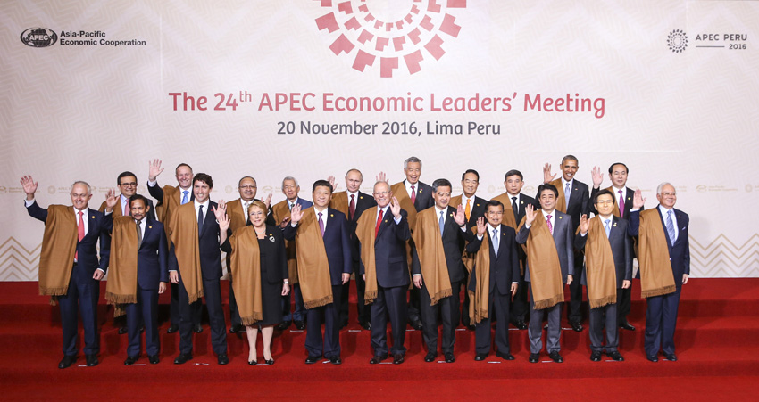 11月20日，亞太經合組織第二十四次領導人非正式會議在秘魯利馬舉行。國家主席習近平出席並發表題為《面向未來開拓進取促進亞太發展繁榮》的重要講話。這是會議期間，國家主席習近平同其他亞太經合組織成員經濟體領導人、代表合影。 新華社記者 丁林 攝