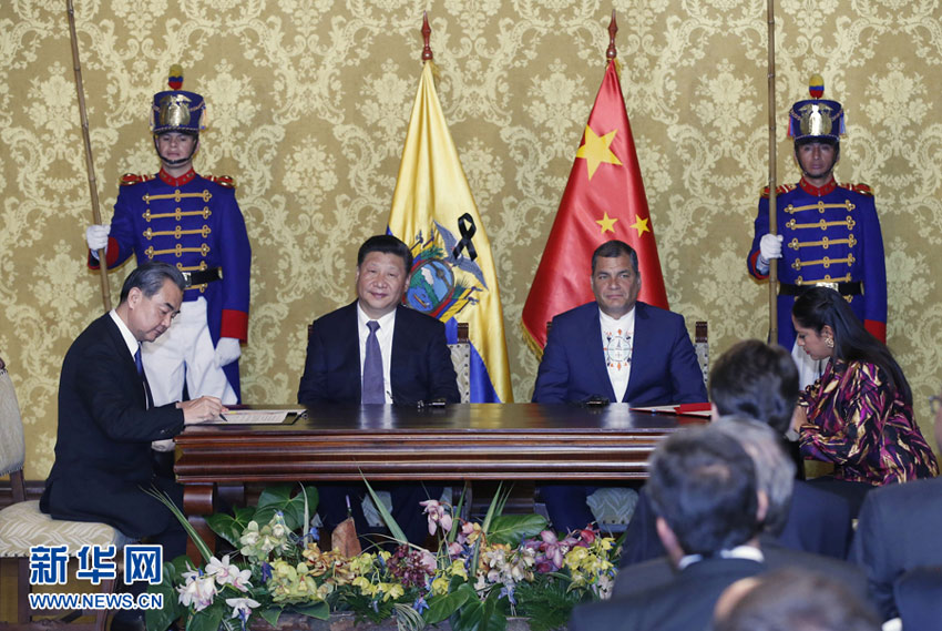 當地時間11月17日，國家主席習近平在基多同厄瓜多爾總統科雷亞舉行會談。這是會談后，兩國元首見証雙邊合作文件的簽署。 新華社記者 鞠鵬攝