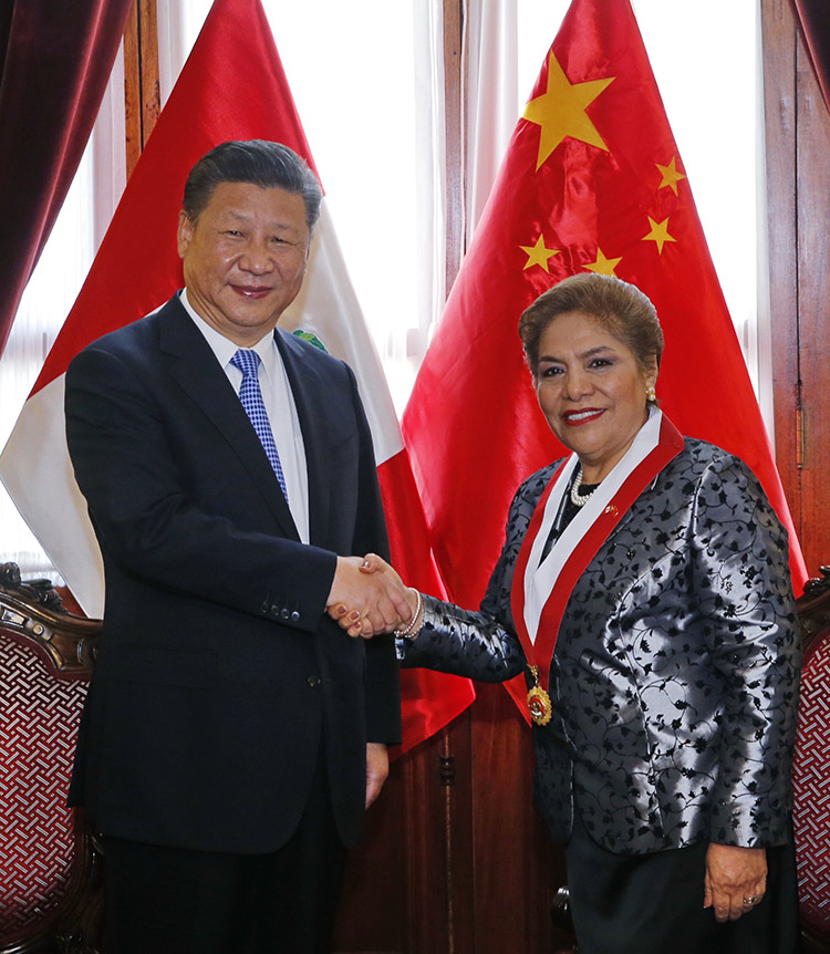11月21日，國家主席習近平在利馬會見秘魯國會主席薩爾加多。新華社記者 鞠鵬 攝