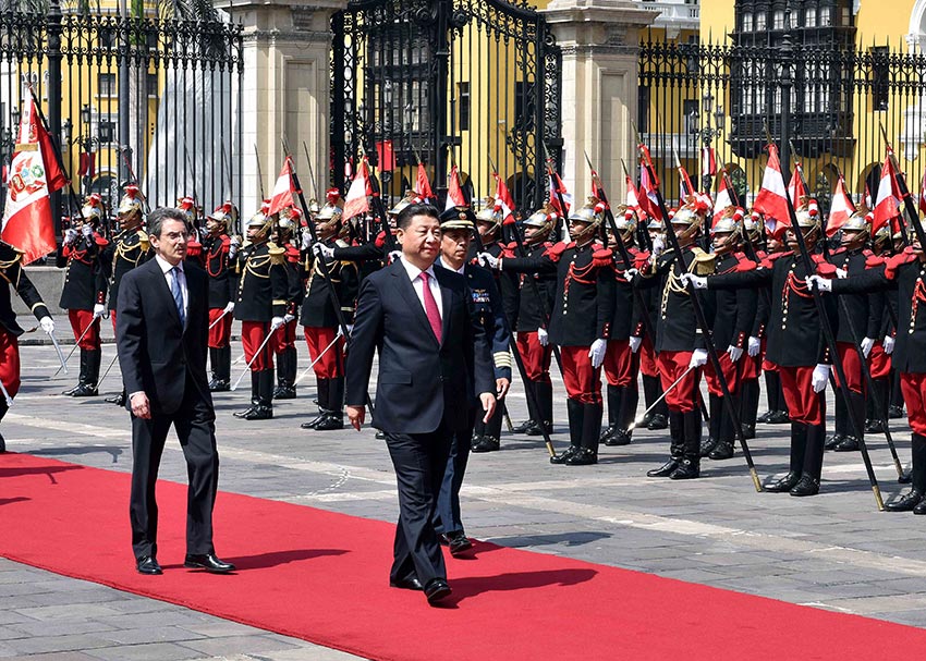 11月21日，國家主席習近平在利馬同秘魯總統庫琴斯基舉行會談。會談前，習近平出席庫琴斯基在總統府前廣場舉行的歡迎儀式。 新華社記者李濤 攝