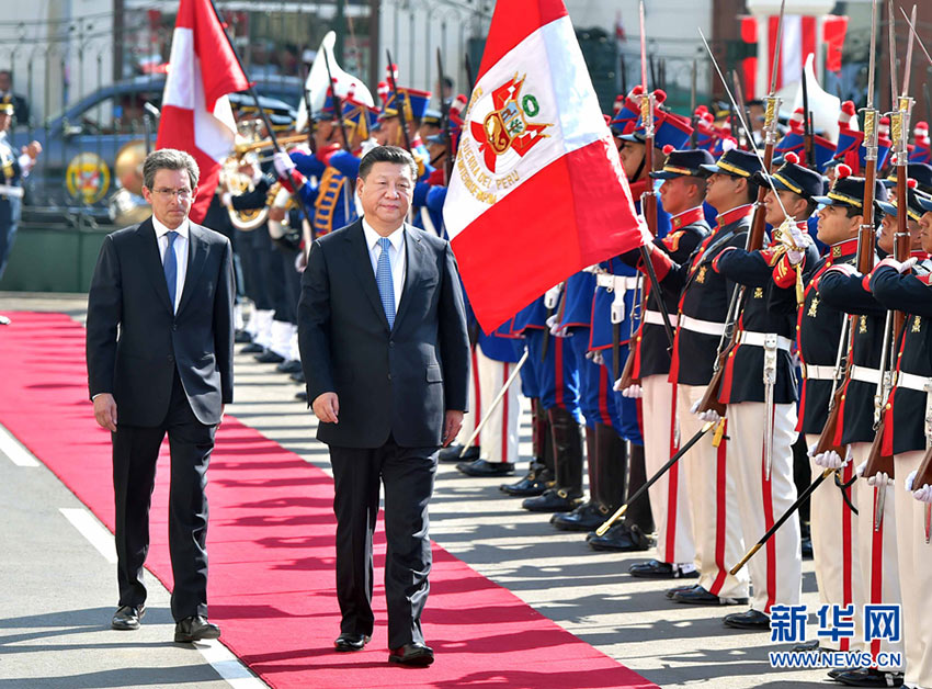 11月21日，國家主席習近平在利馬會見秘魯國會主席薩爾加多。習近平抵達國會時，軍樂隊奏歡迎曲。習近平檢閱儀仗隊。 新華社記者 李濤 攝