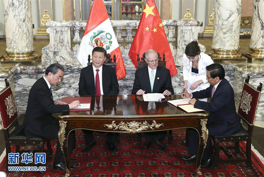 11月21日，國家主席習近平在利馬同秘魯總統庫琴斯基舉行會談。會談后，兩國元首見証《中華人民共和國政府與秘魯共和國政府2016年至2021年共同行動計劃》等文件的簽署。新華社記者 龐興雷 攝
