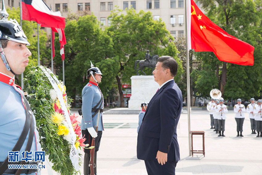 11月22日，國家主席習近平在聖地亞哥向智利解放者奧希金斯紀念碑敬獻花圈。 新華社記者 黃敬文 攝