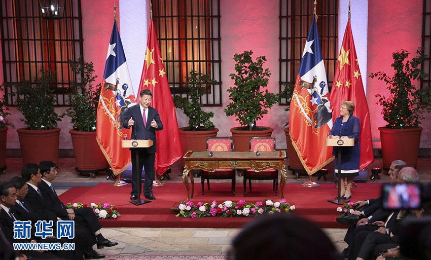 11月22日，國家主席習近平在聖地亞哥同智利總統巴切萊特舉行會談。這是會談后，兩國元首共同會見記者。 新華社記者 蘭紅光 攝