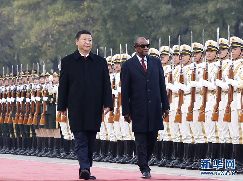 11月2日，國家主席習近平在北京人民大會堂同幾內亞總統孔戴舉行會談。這是會談前，習近平在人民大會堂東門外廣場為孔戴舉行歡迎儀式。新華社記者 丁林 攝