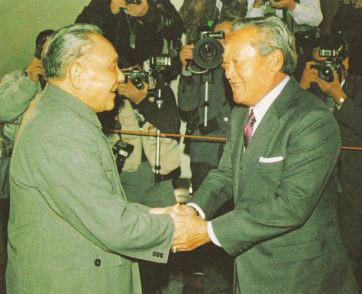 1989年，鄧小平會見泰國總理差猜·春哈旺