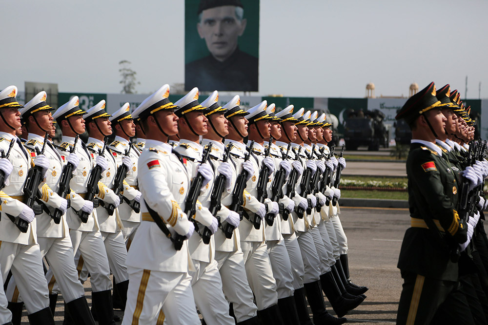 3月19日，在巴基斯坦首都伊斯蘭堡，中國人民解放軍三軍儀仗隊在彩排中行進。