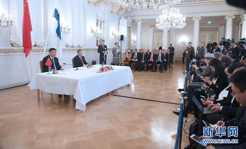 4月5日，國家主席習近平在赫爾辛基同芬蘭總統尼尼斯托舉行會談。這是會談后，兩國元首共同會見記者。 新華社記者 張鐸 攝