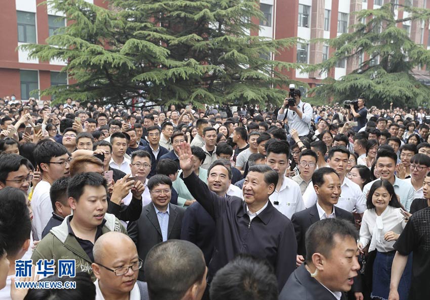 5月3日，中共中央總書記、國家主席、中央軍委主席習近平來到中國政法大學考察。這是習近平向遠處的師生們揮手致意。 新華社記者 丁林 攝
