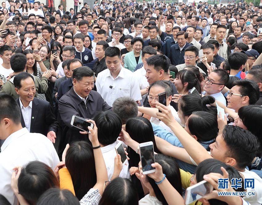 5月3日，中共中央總書記、國家主席、中央軍委主席習近平來到中國政法大學考察。這是習近平同校園道路兩旁的師生熱情握手。 新華社記者 王曄攝