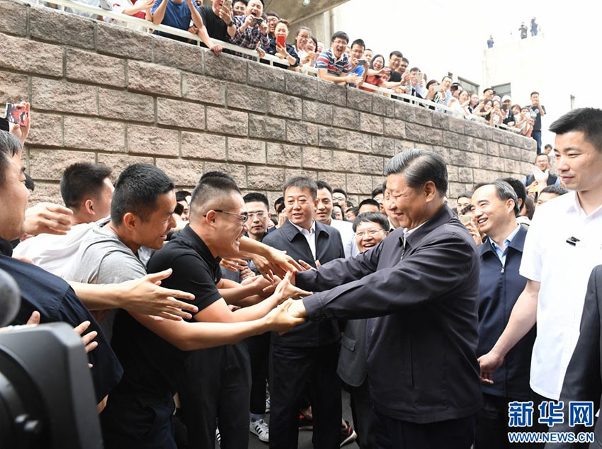 5月3日，中共中央總書記、國家主席、中央軍委主席習近平來到中國政法大學考察。這是習近平同校園道路兩旁的師生熱情握手。 新華社記者李學仁 攝