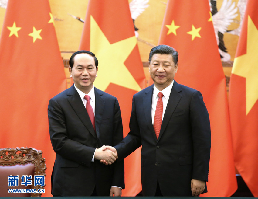 5月11日，國家主席習近平在北京人民大會堂同越南國家主席陳大光舉行會談。這是會談后，兩國元首共同見証雙邊合作文件的簽署。 新華社記者姚大偉 攝