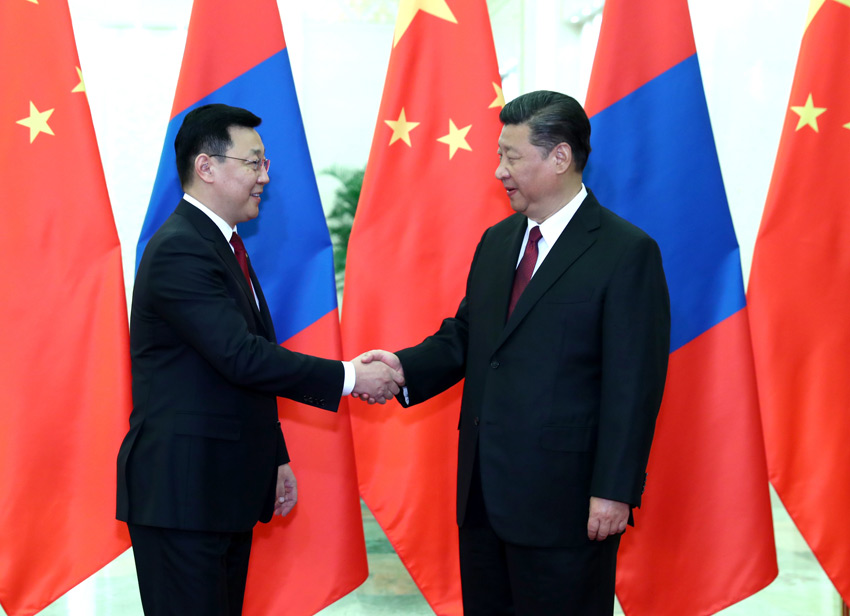 5月12日，國家主席習近平在北京人民大會堂會見來華出席“一帶一路”國際合作高峰論壇的蒙古國總理額爾登巴特。 新華社記者 劉衛兵 攝