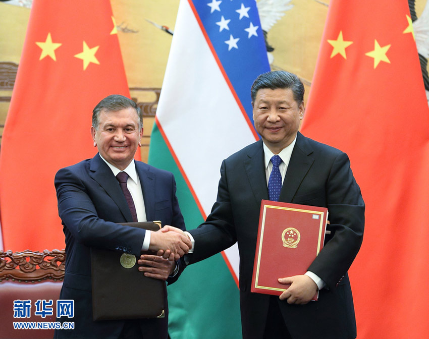 5月12日，國家主席習近平在北京人民大會堂同烏茲別克斯坦總統米爾濟約耶夫舉行會談。這是會談后，兩國元首簽署《中華人民共和國和烏茲別克斯坦共和國聯合聲明》。新華社記者王曄攝