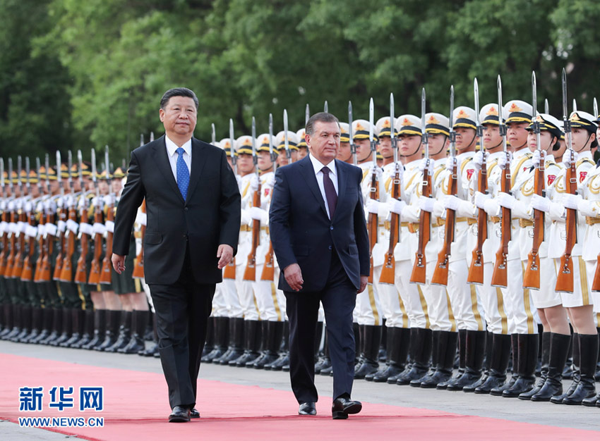 5月12日，國家主席習近平在北京人民大會堂同烏茲別克斯坦總統米爾濟約耶夫舉行會談。這是會談前，習近平在人民大會堂東門外廣場為米爾濟約耶夫舉行歡迎儀式。新華社記者龐興雷攝