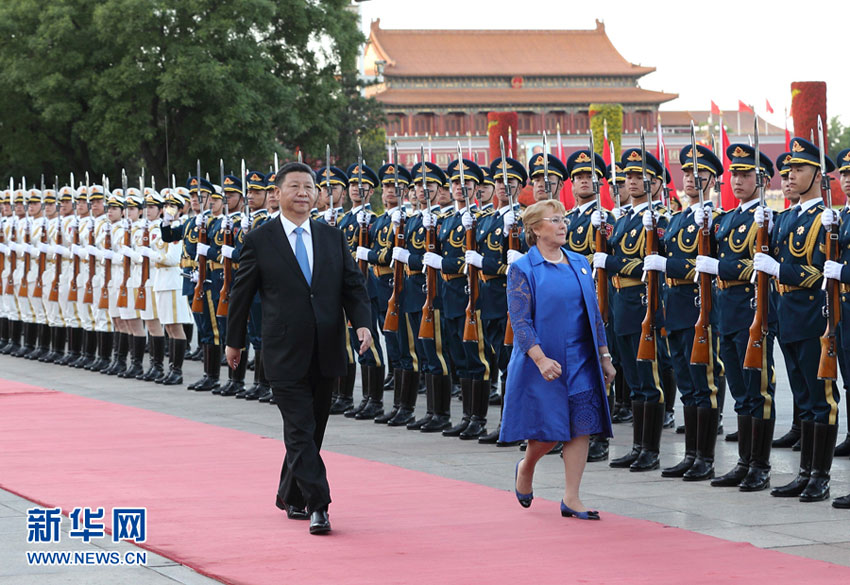 5月13日，國家主席習近平在北京人民大會堂同智利總統巴切萊特舉行會談。會談前，習近平在人民大會堂東門外廣場為巴切萊特舉行歡迎儀式。新華社記者 王曄 攝