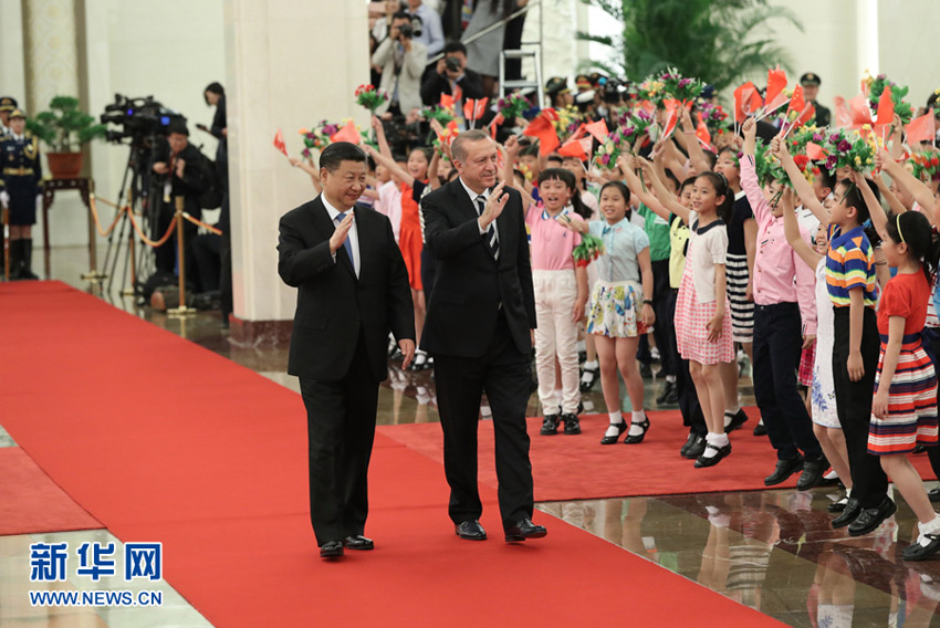 5月13日，國家主席習近平在北京人民大會堂同來華出席“一帶一路”國際合作高峰論壇的土耳其總統埃爾多安舉行會談。會談前，習近平在人民大會堂北大廳為埃爾多安舉行歡迎儀式。新華社記者 馬佔成 攝