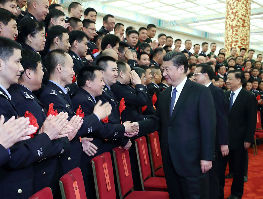 5月19日，全國公安系統英雄模范立功集體表彰大會在北京人民大會堂舉行。會前，習近平、李克強、劉雲山等會見與會代表。 新華社記者鞠鵬攝