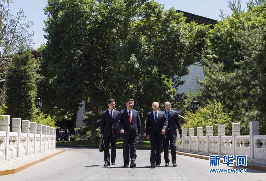 5月14日，國家主席習近平在北京釣魚台國賓館會見來華出席“一帶一路”國際合作高峰論壇的俄羅斯總統普京。會見后，習近平同普京在釣魚台國賓館散步。新華社記者 李濤 攝