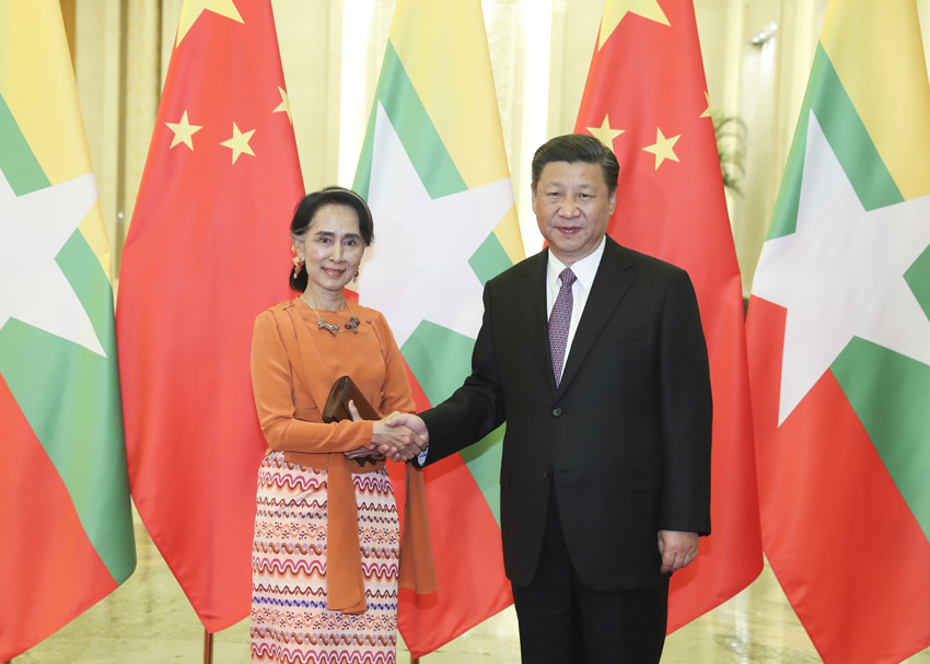 5月16日，國家主席習近平在北京人民大會堂會見來華出席“一帶一路”國際合作高峰論壇的緬甸國務資政昂山素季。新華社記者 龐興雷 攝