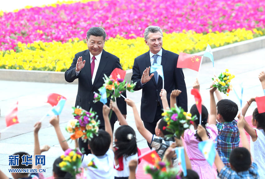 5月17日，國家主席習近平在北京人民大會堂同阿根廷總統馬克裡舉行會談。會談前，習近平在人民大會堂東門外廣場為馬克裡舉行歡迎儀式。新華社記者 馬佔成 攝