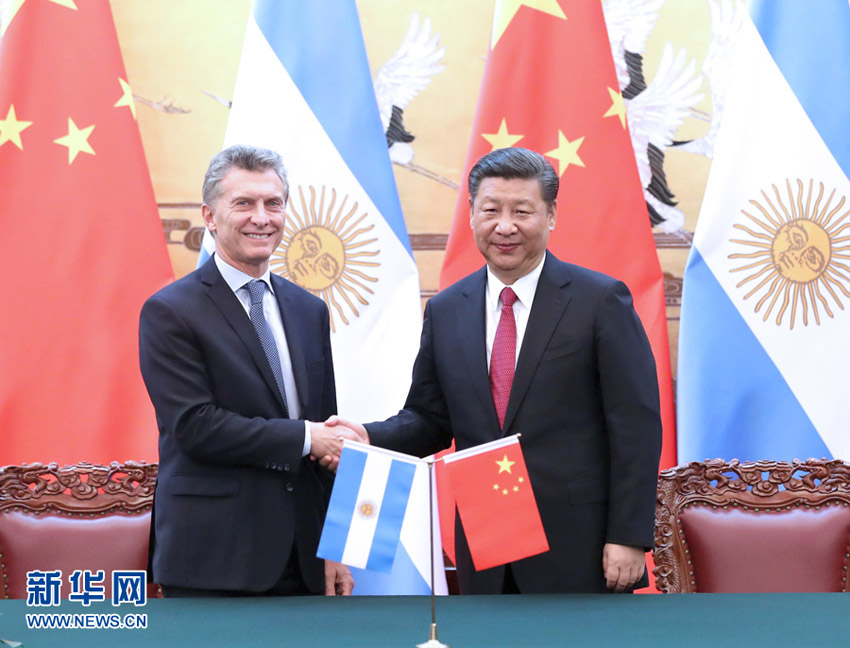 5月17日，國家主席習近平在北京人民大會堂同阿根廷總統馬克裡舉行會談。會談后，兩國元首共同見証雙邊合作文件的簽署。 新華社記者 馬佔成攝