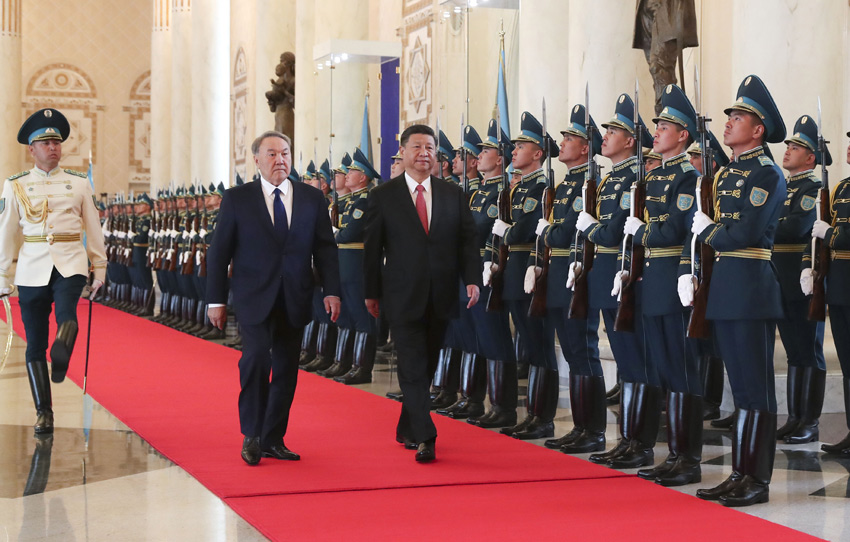 6月8日，國家主席習近平在阿斯塔納同哈薩克斯坦總統納扎爾巴耶夫舉行會談。會談前，習近平出席納扎爾巴耶夫在總統府舉行的隆重歡迎儀式。新華社記者 龐興雷 攝