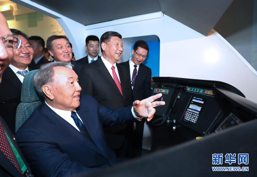 6月8日，正在哈薩克斯坦訪問的國家主席習近平在哈薩克斯坦總統納扎爾巴耶夫陪同下，參觀阿斯塔納專項世博會中國國家館，並共同出席中哈亞歐跨境運輸視頻連線儀式。這是在中國國家館“智慧能源的一天”展區，習近平邀請納扎爾巴耶夫體驗高鐵模擬駕駛。新華社記者 馬佔成 攝
