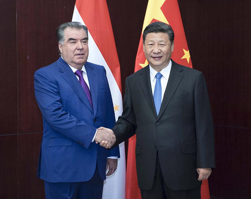 6月9日，國家主席習近平在阿斯塔納會見塔吉克斯坦總統拉赫蒙。新華社記者 李濤 攝