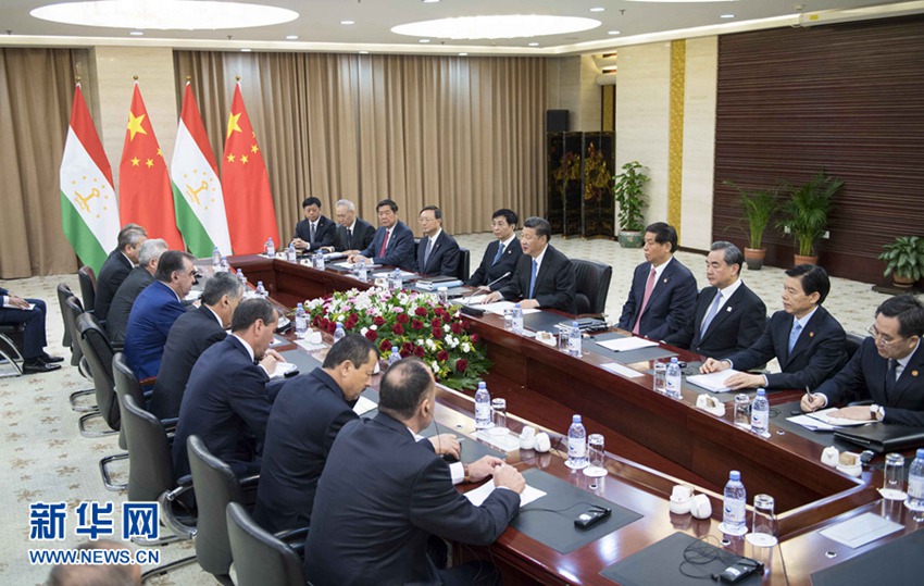 6月9日，國家主席習近平在阿斯塔納會見塔吉克斯坦總統拉赫蒙。新華社記者 李濤 攝