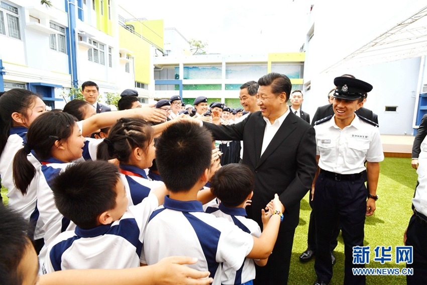 這是習近平同少年警訊成員握手。新華社記者 李濤 攝
