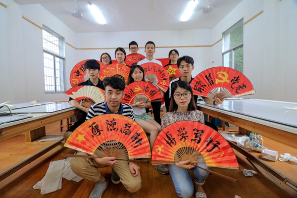 宜春学院大学生党员绘制"党旗扇"【4】
