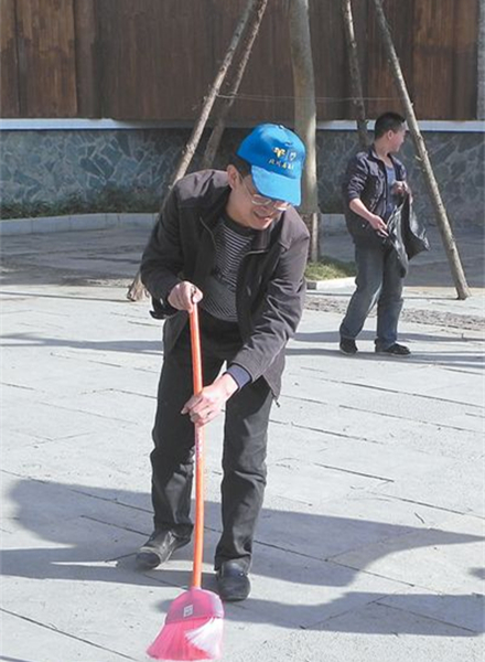兰辉在新县城清扫街道。