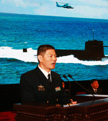 海军某核潜艇基地某艇员队艇长吴昌弟在报告会上做题为“亮剑深蓝当先锋”的事迹报告。