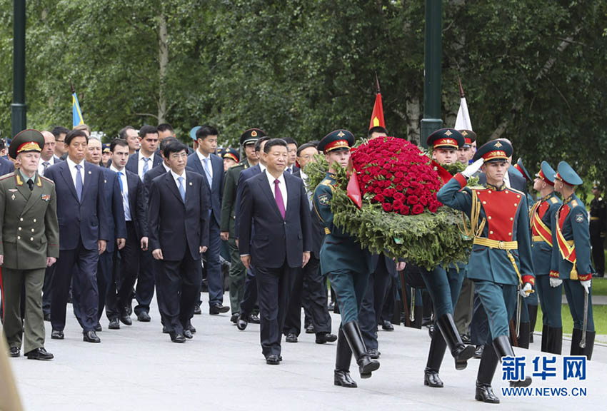 7月4日，國家主席習近平在莫斯科向俄羅斯無名烈士墓敬獻花圈。新華社記者 謝環馳 攝