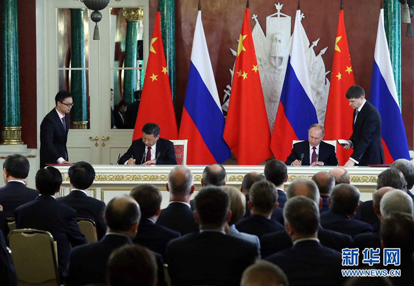 7月4日，國家主席習近平在莫斯科克裡姆林宮同俄羅斯總統普京舉行會談。會談后，兩國元首簽署了《中華人民共和國和俄羅斯聯邦關於進一步深化全面戰略協作伙伴關系的聯合聲明》《中華人民共和國和俄羅斯聯邦關於當前世界形勢和重大國際問題的聯合聲明》，批准了《〈中華人民共和國和俄羅斯聯邦睦鄰友好合作條約〉實施綱要（2017年至2020年）》並見証了《中華人民共和國外交部和俄羅斯聯邦外交部關於朝鮮半島問題的聯合聲明》以及經貿、農業、能源、基礎設施建設、金融、文化、創新、媒體、信息網絡、檢驗檢疫等領域多項雙邊合作文件的交換。新華社記者 劉衛兵 攝