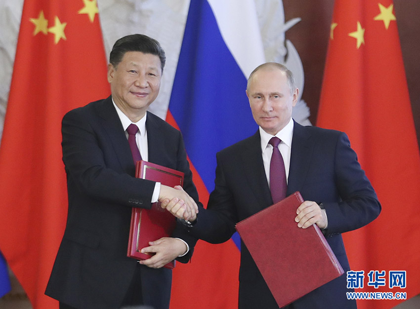 7月4日，國家主席習近平在莫斯科克裡姆林宮同俄羅斯總統普京舉行會談。會談后，兩國元首簽署了《中華人民共和國和俄羅斯聯邦關於進一步深化全面戰略協作伙伴關系的聯合聲明》《中華人民共和國和俄羅斯聯邦關於當前世界形勢和重大國際問題的聯合聲明》，批准了《〈中華人民共和國和俄羅斯聯邦睦鄰友好合作條約〉實施綱要（2017年至2020年）》並見証了《中華人民共和國外交部和俄羅斯聯邦外交部關於朝鮮半島問題的聯合聲明》以及經貿、農業、能源、基礎設施建設、金融、文化、創新、媒體、信息網絡、檢驗檢疫等領域多項雙邊合作文件的交換。新華社記者 謝環馳 攝